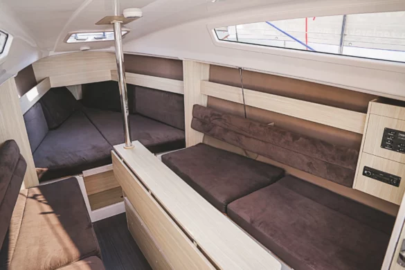 Maxus na Mazurach środek jachtu