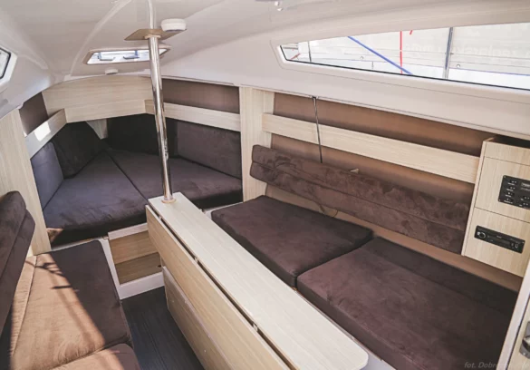 Maxus na Mazurach środek jachtu