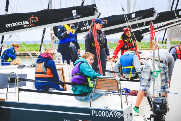 załoga szkoli się na jachcie