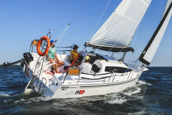 jacht na kursie żeglarskim dla dorosłych