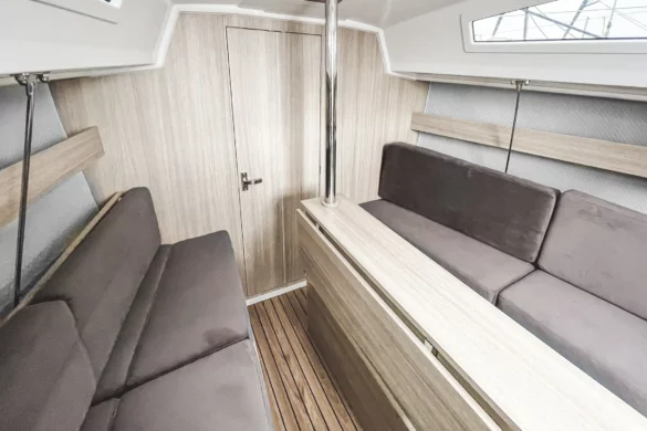 salon na żaglówce rozkładane kanapy, plan wnętrza jachtu