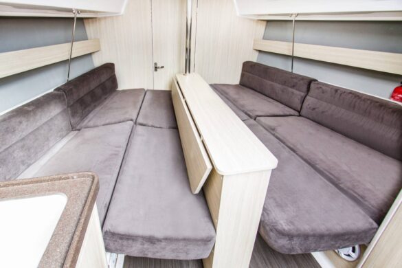 rozkładane miejsca do spania na jachcie na Mazurach, układ wnętrza
