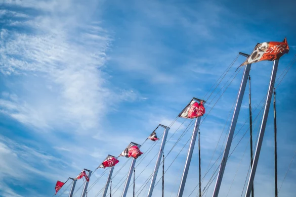 flagi na masztach jachtów Gertis