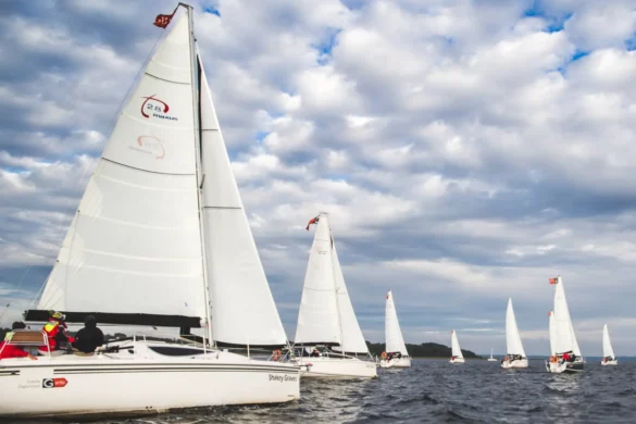jachty na kursie żeglarskim niebo w chmurach stratocumulus