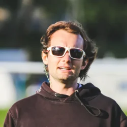 instruktor żeglarski komandor obozu dla młodzieży